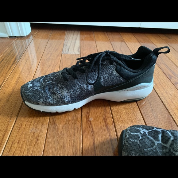 🦋 Nike Shoes 🦋 - Picture 4 of 6